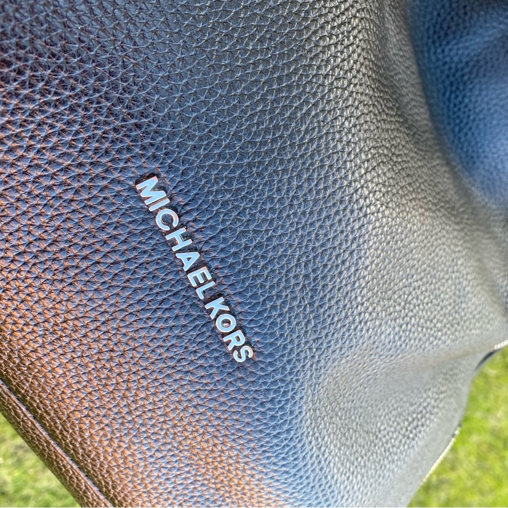 SOLD Michael Kors Large Pebbled Leather Hobo Shoulder Bag - Picture 4 of 14